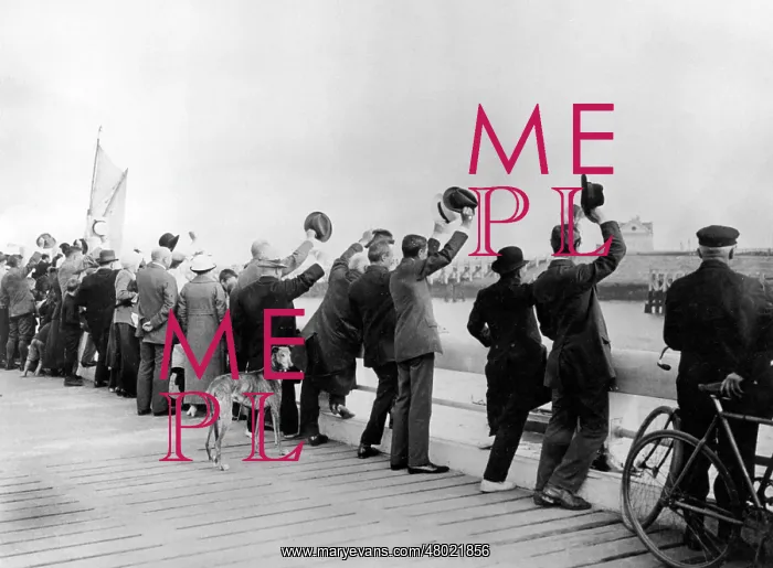 : People waving their hats at the waterside, WW1 : People waving their hats at the waterside, WW1