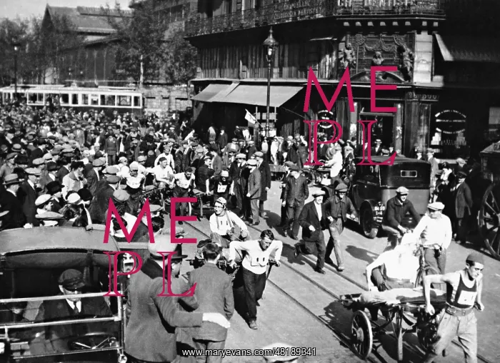 : People's race in Paris : People's race in Paris