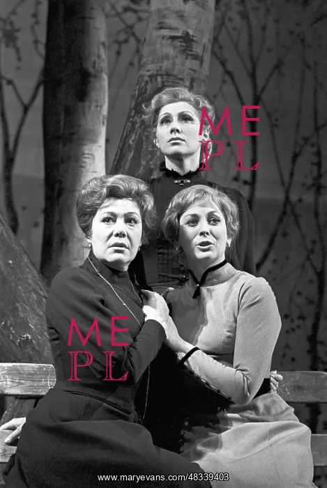 : Performance Three sisters, 1979 : Performance Three sisters, 1979