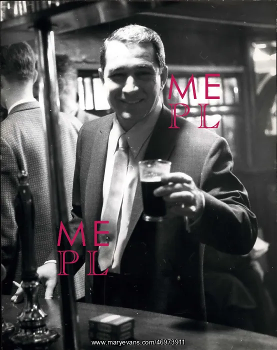 : Perry Como visits the Old Bull and Bush pub, London : Perry Como visits the Old Bull and Bush pub, London