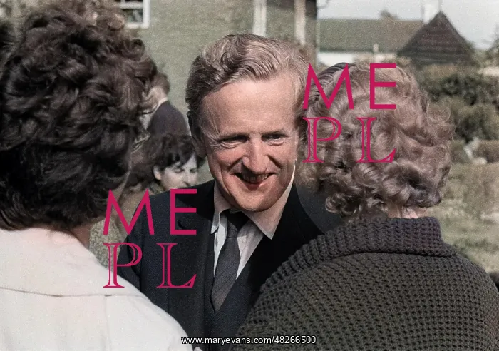 : Peter Pears talking with Dorothy Strode 1961 : Peter Pears talking with Dorothy Strode 1961
