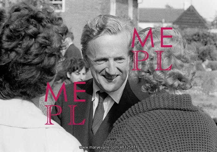 : Peter Pears talking with Dorothy Strode 1961 : Peter Pears talking with Dorothy Strode 1961