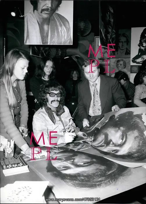 : Peter Wyngarde, actor, signing posters in Munich : Peter Wyngarde, actor, signing posters in Munich