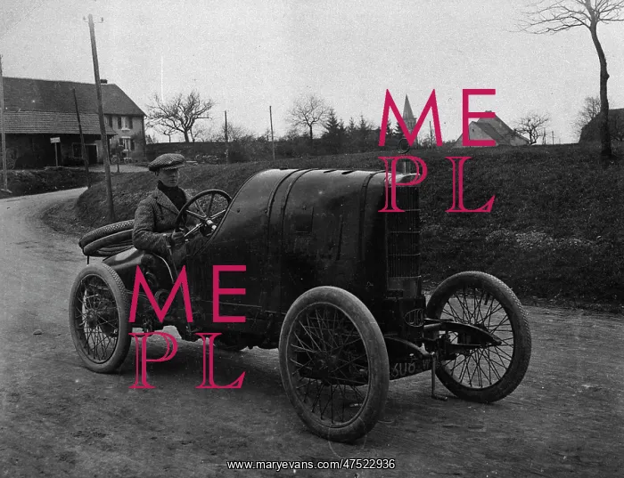 : Peugeot. Clive Gallop at the wheel of the racing Lion Peugeot L'Oiseau Bleu : Peugeot. Clive Gallop at the wheel of the racing Lion Peugeot L'Oiseau Bleu