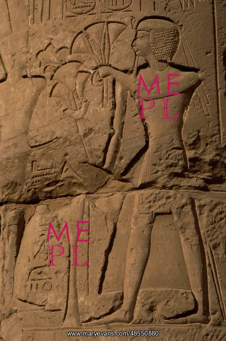 : Pharaoh making an offering of papyrus flowers to the gods. L : Pharaoh making an offering of papyrus flowers to the gods. L