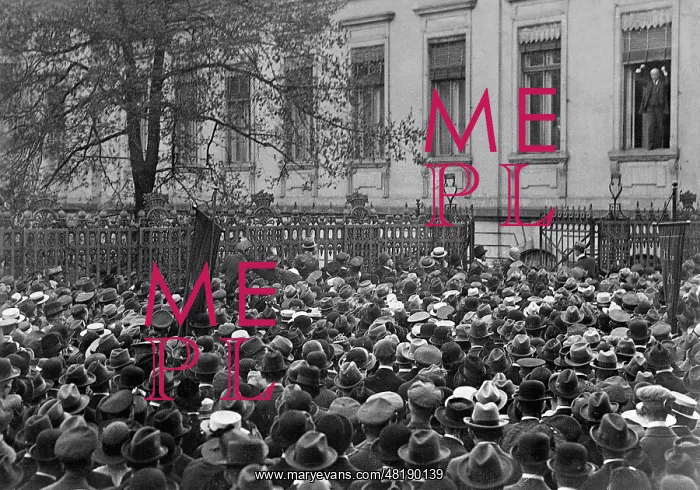 : Philipp Scheidemann speaks to the crowd, 1919 : Philipp Scheidemann speaks to the crowd, 1919