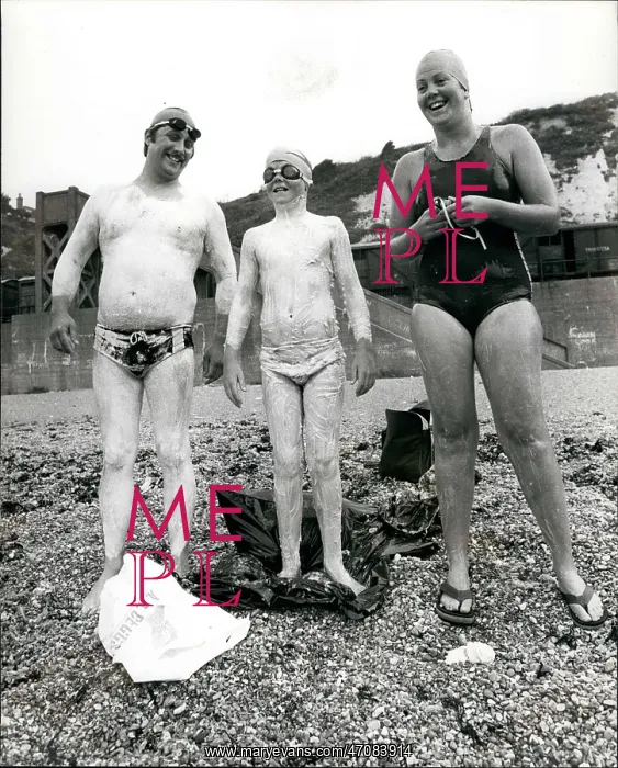 : Phillips, Anderson and Blewett on beach at Dover, Kent : Phillips, Anderson and Blewett on beach at Dover, Kent