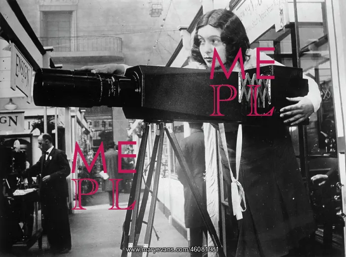 : Photo camera with tele on the photographic : Photo camera with tele on the photographic