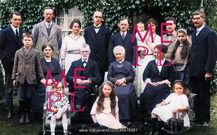  : Photo of extended family group
