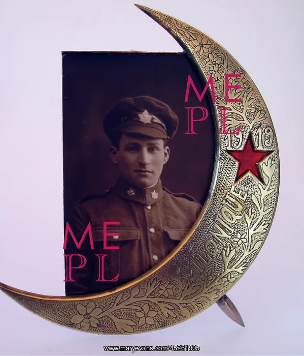 : Photo frame in the shape of a Turkish crescent : Photo frame in the shape of a Turkish crescent