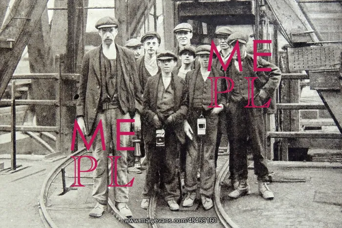 : Photograpgh of Pit Workers : Photograpgh of Pit Workers