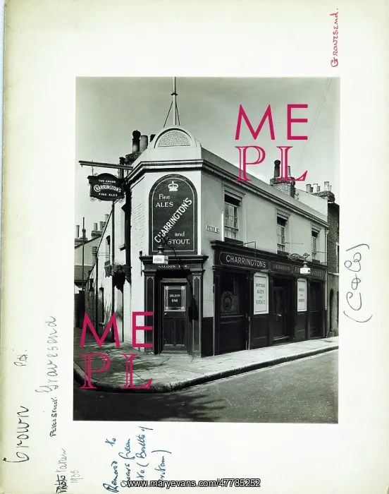 : Photograph of Crown PH, Gravesend, Kent : Photograph of Crown PH, Gravesend, Kent