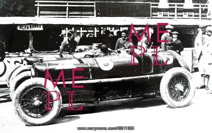 : A photograph of a File Auto Alfa Romeo : A photograph of a File Auto Alfa Romeo