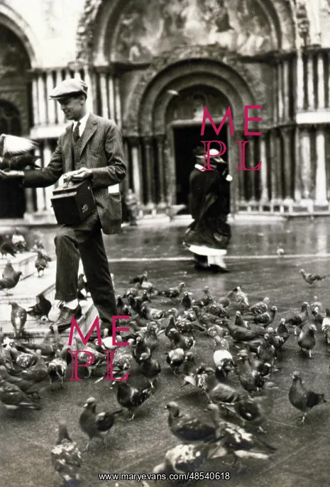 : Photographer and Pigeons, 1923 : Photographer and Pigeons, 1923