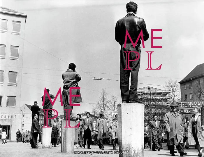 : Photographers as living statues : Photographers as living statues
