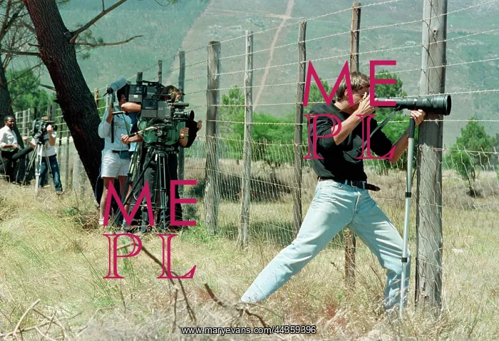 : Photographers try to get a glimpse of Nelson Mandela : Photographers try to get a glimpse of Nelson Mandela
