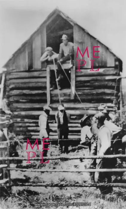 : Photographic postcard of a few men preparing ? : Photographic postcard of a few men preparing ?