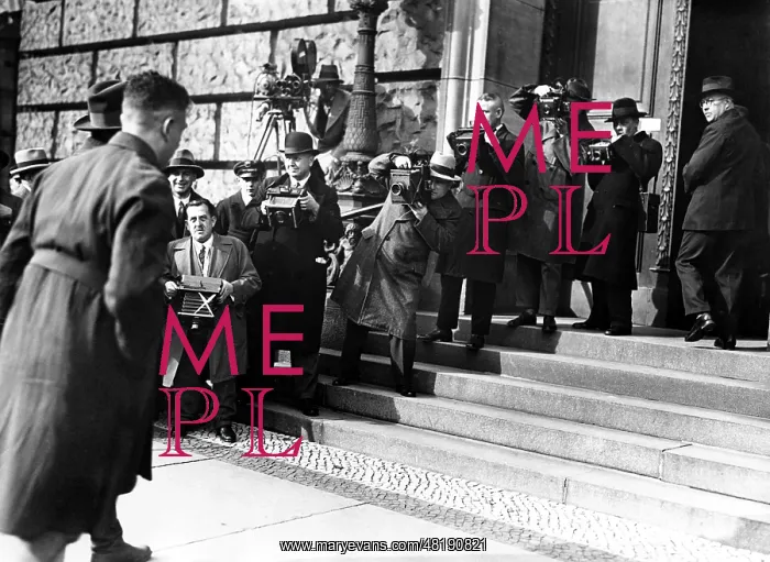 : Photojournalists in front of the Reichstag, 1930 : Photojournalists in front of the Reichstag, 1930