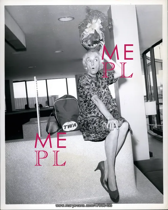 : Phyllis Diller, American comedian, en route for Chicago : Phyllis Diller, American comedian, en route for Chicago
