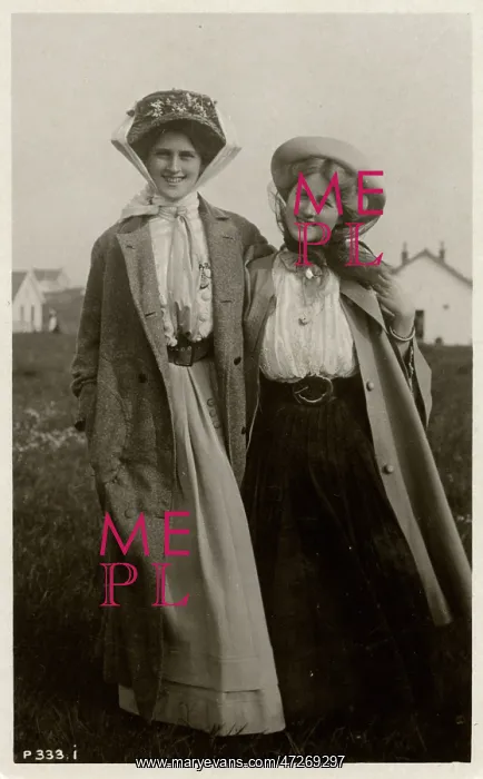  : Phyllis and Zena Dare