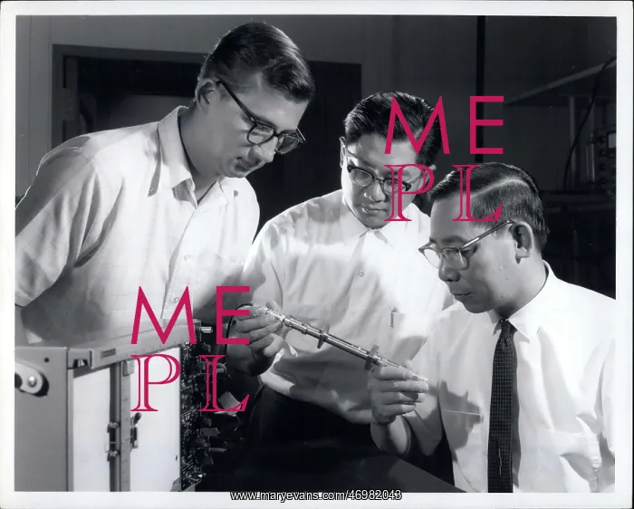 : Three physicists working on Gunn-effect diodes : Three physicists working on Gunn-effect diodes