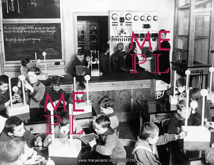 : Physics teaching at the Ideal School in Kaulsdorf, Berlin : Physics teaching at the Ideal School in Kaulsdorf, Berlin
