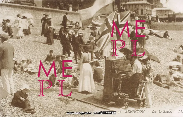 : Piano Player - Brighton Beach, England : Piano Player - Brighton Beach, England
