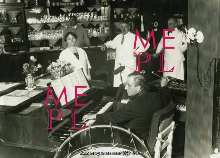 : Piano player in a cafe, 1931 : Piano player in a cafe, 1931