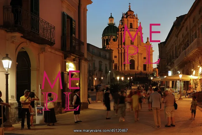 : Piazza Duomo and Duomo San Giorgio, Ragusa, Sicily, Italy : Piazza Duomo and Duomo San Giorgio, Ragusa, Sicily, Italy