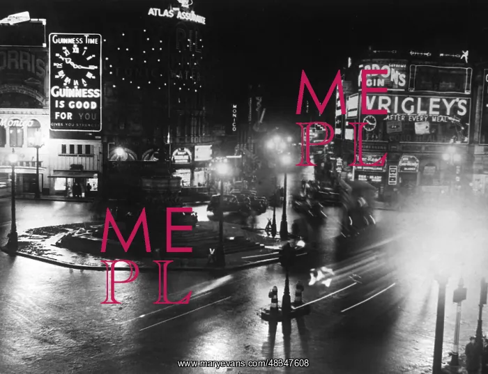 : Picadilly Circus at night, 1939 : Picadilly Circus at night, 1939