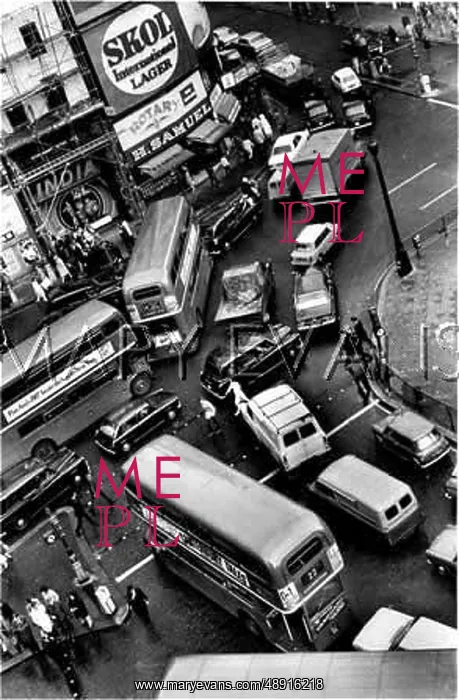 : PICCADILLY TRAFFIC 1960S : PICCADILLY TRAFFIC 1960S