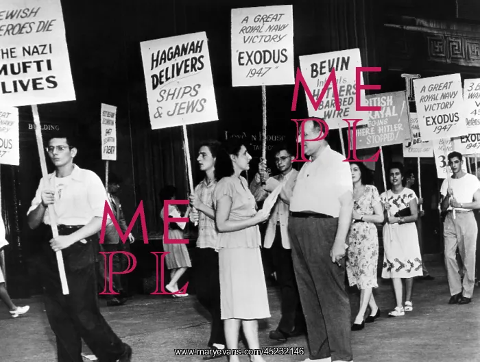 : Pickets at the British Consulate in Chicago. ? : Pickets at the British Consulate in Chicago. ?