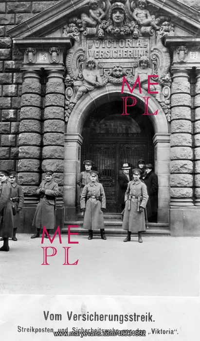 : Pickets and security police at the headquarters : Pickets and security police at the headquarters