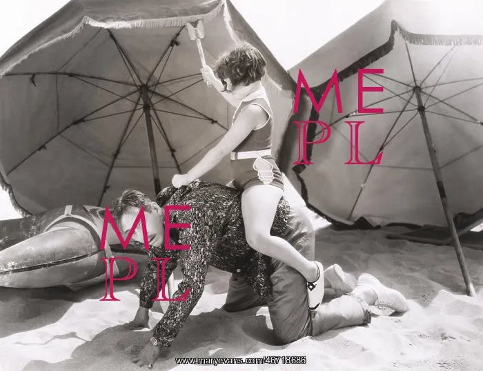 : Piggyback ride on the beach : Piggyback ride on the beach
