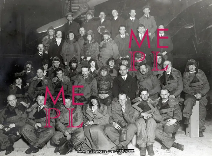 : Pilot and 40 passengers after flight in Handley Page V / 1500 : Pilot and 40 passengers after flight in Handley Page V / 1500