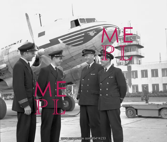 : Pilot - crew - airplane - aeroplane - airline : Pilot - crew - airplane - aeroplane - airline