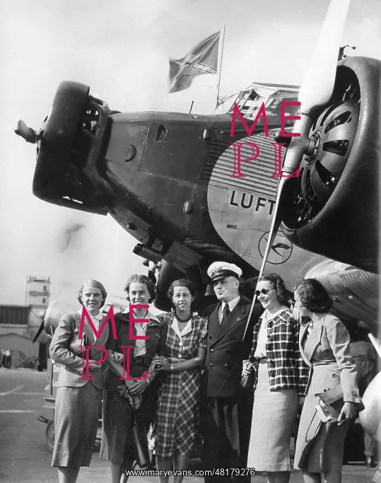 : A pilot and future stewardesses in front of a Junkers Ju 52 : A pilot and future stewardesses in front of a Junkers Ju 52