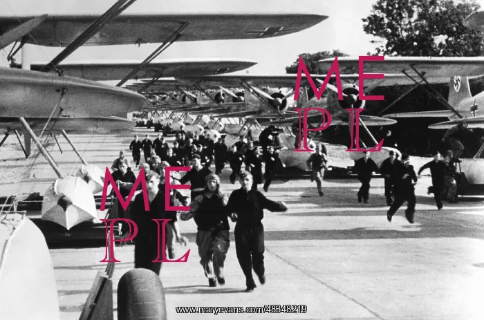 : Pilots and crew run to their planes, 1939 : Pilots and crew run to their planes, 1939