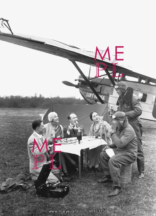 : Pilots eat with their passengers : Pilots eat with their passengers