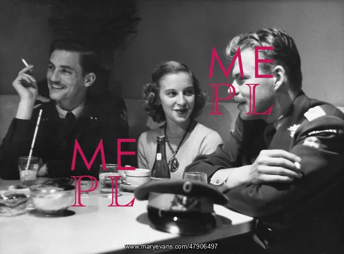  : Pilots socialising WWII