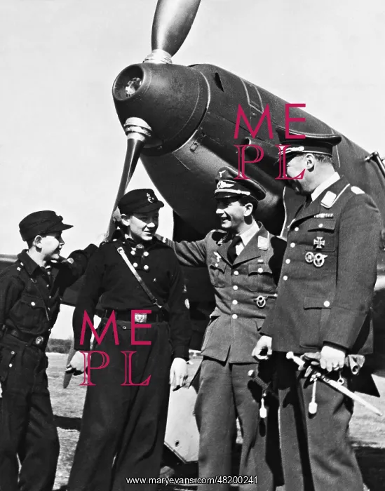 : Pimpfe together with pilots of the Air Force before a Me-10 : Pimpfe together with pilots of the Air Force before a Me-10