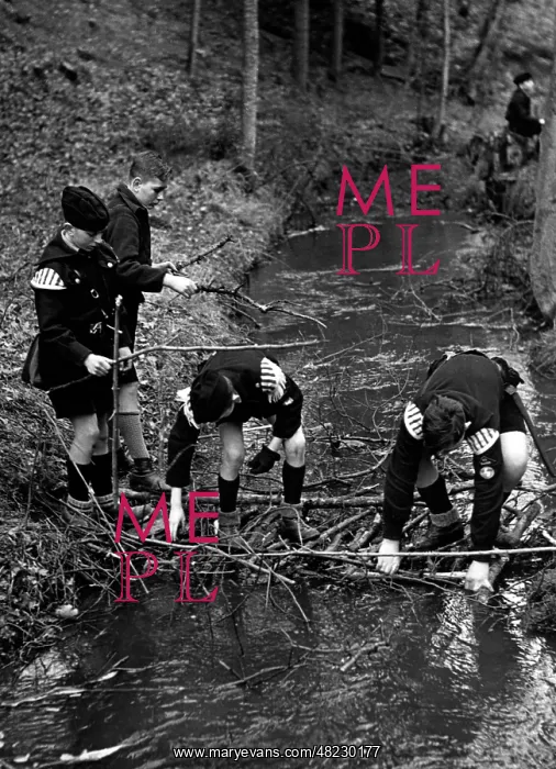 : Pimpfs when building a jetty, 1934 : Pimpfs when building a jetty, 1934