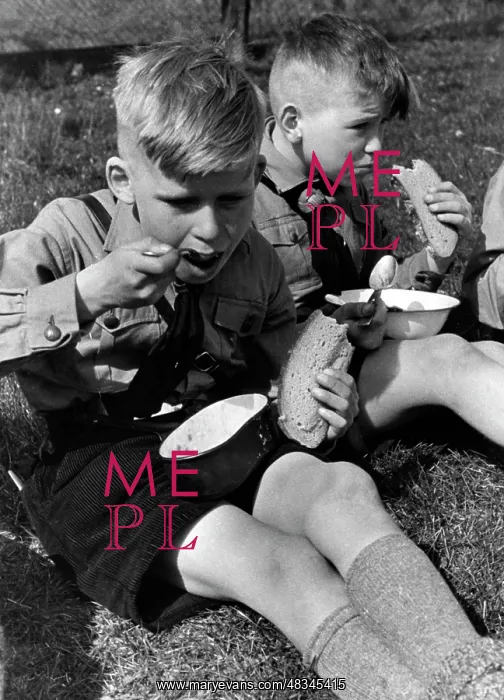 : Pimpfs eating, 1936 : Pimpfs eating, 1936