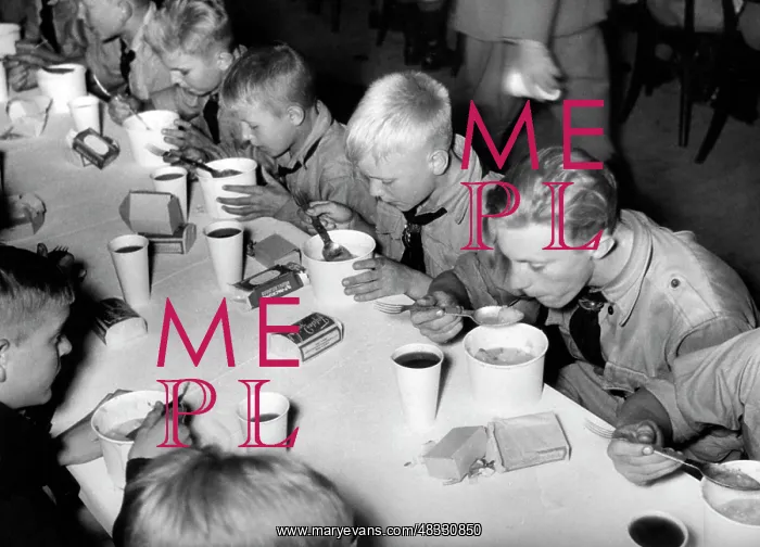 : Pimpfs at lunch, 1935 : Pimpfs at lunch, 1935