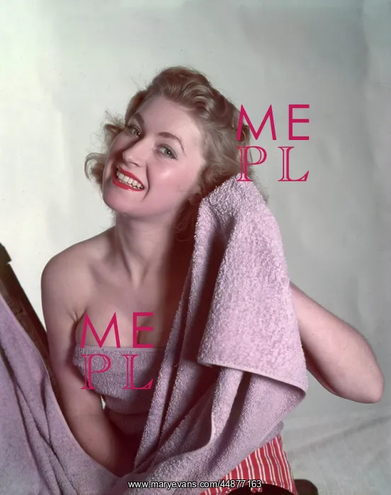 : PIN-UP WITH LILAC TOWEL : PIN-UP WITH LILAC TOWEL