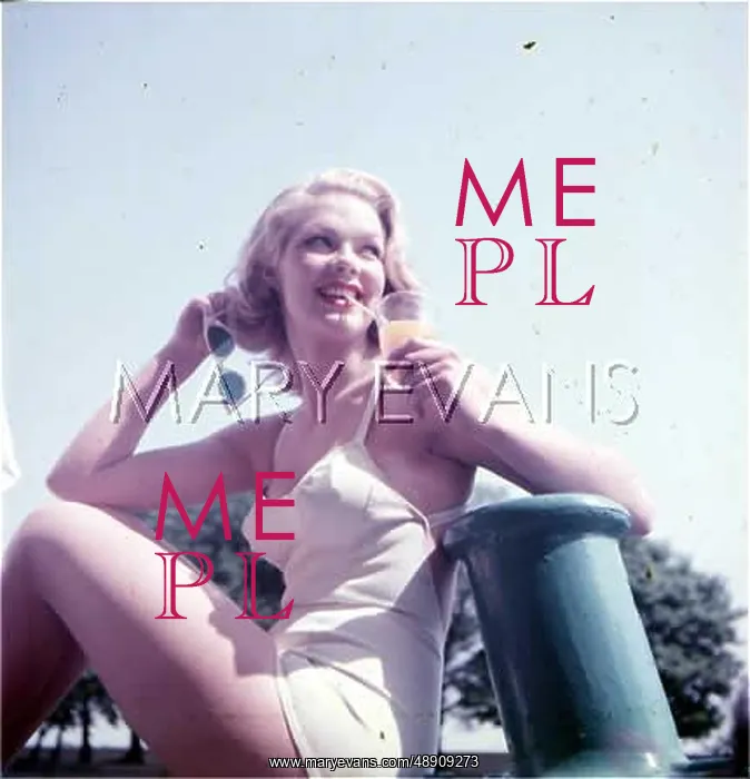 : PIN-UP IN WHITE SWIMSUIT : PIN-UP IN WHITE SWIMSUIT