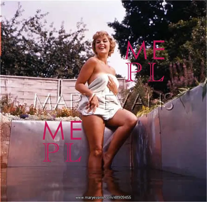 : PIN-UP WITH WHITE TOWEL : PIN-UP WITH WHITE TOWEL