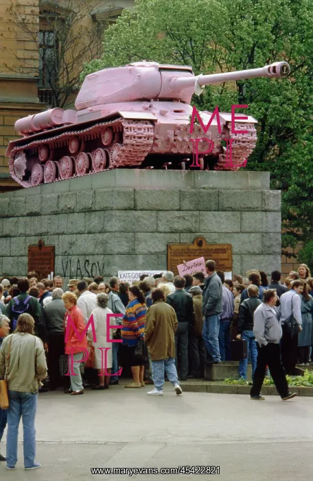 : Pink tank commemorating liberation of Prague : Pink tank commemorating liberation of Prague