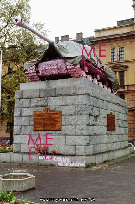 : Pink tank commemorating liberation of Prague : Pink tank commemorating liberation of Prague
