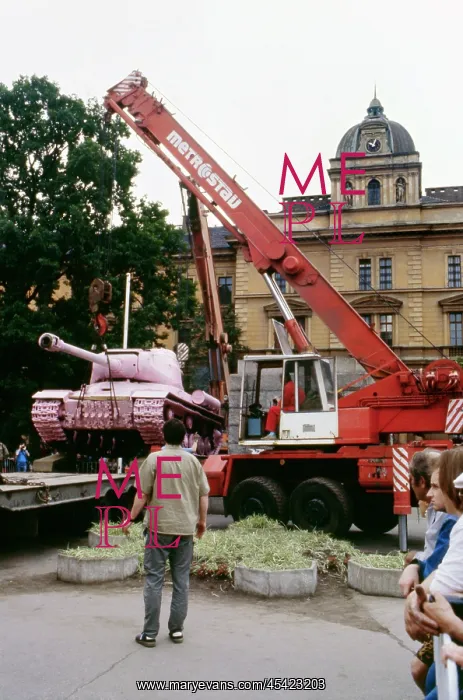 : Pink tank commemorating liberation of Prague : Pink tank commemorating liberation of Prague
